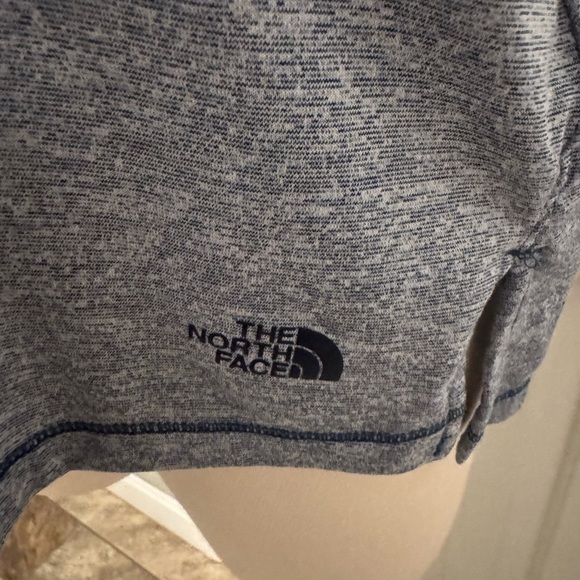 The North Face light blue size XL workout top - Picture 4 of 7
